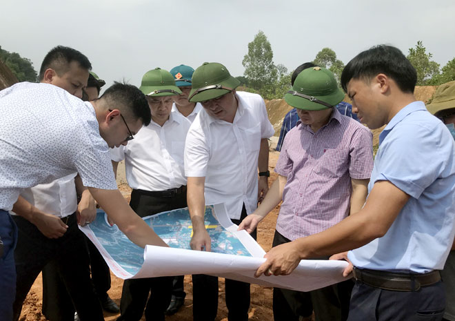 Lãnh đạo huyện kiểm tra một số công trình xây dựng cơ bản trên địa bàn thị trấn Yên Bình.